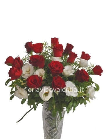 Bouquet di rose rosse e lisianthus.